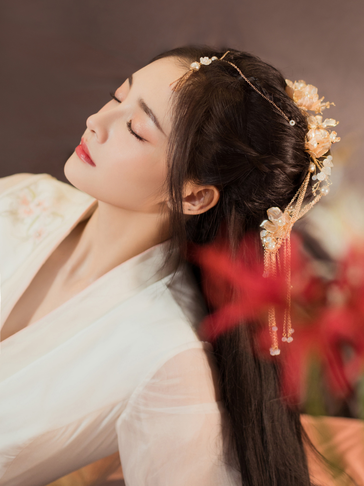 周洁琼不愧是"古典美人",一身古装尽显清冷气质,优雅又高贵